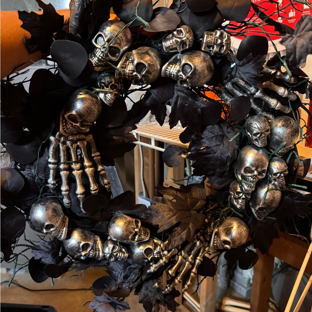 Silver Skull and Black Leaf Wreath